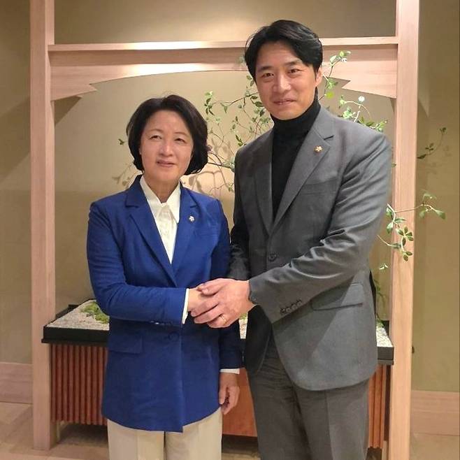 추미애 더불어민주당 경기도지사 후보가 9일 한준호 의원과 함께 여의도 모 식당에서 기념촬영하고 있다. 사진=추미애 의원 페이스북 갈무리