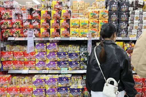 서울 시내 대형마트에서 시민들이 라면을 고르고 있다. / 연합뉴스