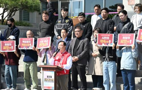 ◇국민의 힘 심영섭 강릉시장 예비후보도 8일 강릉시청 앞에서 기자회견을 열고 “이번 선거에서 승리해 시장이 된다면 임기 동안 받게 되는 봉급 전액을 시민께 돌려드리겠다”고 밝혔다.