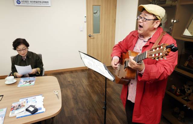 일본 싱어송라이터 노다 가쓰히코 씨가 9일 오후 부산 동구 (사)부산한일문화교류협회에서 이수현 의인의 모친 신윤찬 씨 앞에서 이 의인을 기리는 추모곡을 부르고 있다. 정종회 기자 jjh@