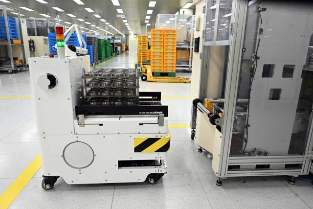 지엠비코리아 창원2공장에서 자율이동로봇(AMR)이 스테이터 부품 트레이를 싣고 조립 공정 사이를 오가고 있다./전강용 기자/