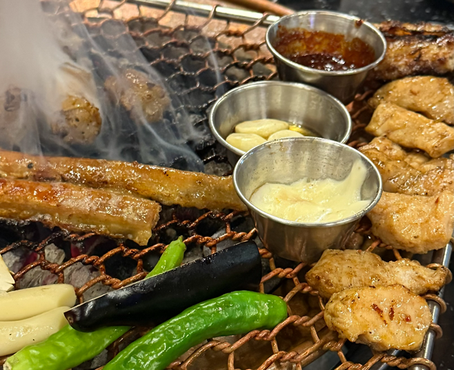 양곱화의 숙련된 직원들이 구워주는 곱창, 특양, 대창구이.