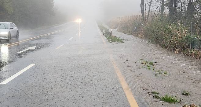 9일 오후 1시43분께 서귀포시 남원읍에서는 빗물이 유입되며 배수로가 침수돼 도로가 통제되기도 했다. 사진 제공=제주소방안전본부