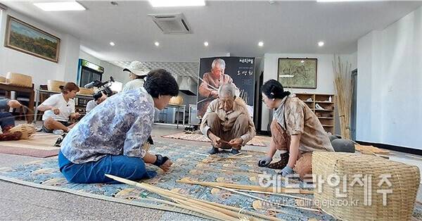 치유호근마을 생태관광 프로그램중 죽세공예체험 모습. (사진=서귀포시)