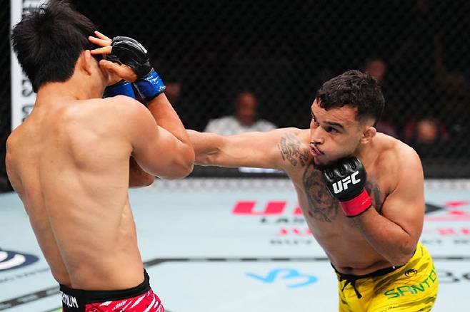 다니엘 산토스(오른쪽). 사진=UFC