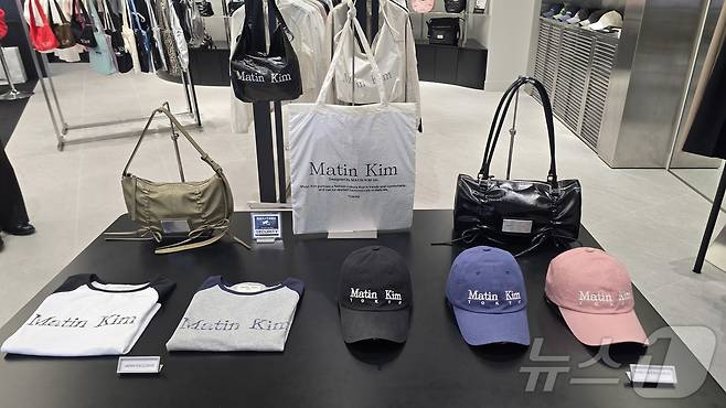 일본 도쿄 시부야 복합문화공간 미야시타파크에 입점한 일본 1호 매장 마뗑킴(Matin Kim) 시부야점 매장 모습. 시부야점에서만 판매하는 리미디트 에디션 상품들.ⓒ 뉴스1 최소망