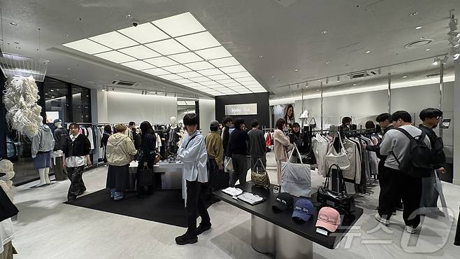 일본 도쿄 시부야 복합문화공간 미야시타파크에 입점한 일본 1호 매장 마뗑킴(Matin Kim) 시부야점 매장 모습. 손님들이 매장에 가득한 모습. ⓒ 뉴스1 최소망