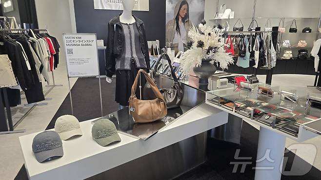 일본 도쿄 시부야 복합문화공간 미야시타파크에 입점한 일본 1호 매장 마뗑킴(Matin Kim) 시부야점 매장 모습. 매장에 진열된 상품들. ⓒ 뉴스1 최소망