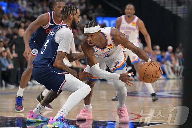 오클라호마시티 선더의 샤이 길저스 알렉산더(오른쪽)가 9일(한국시간) 열린 2025-26 NBA LA 클리퍼스와 원정 경기에서 드리블 돌파를 시도하고 있다. ⓒ 로이터=뉴스1