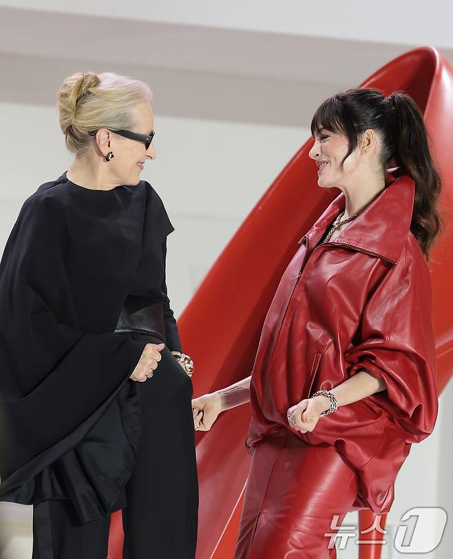 배우 앤 해서웨이와 메릴 스트립(왼쪽)이 8일 서울 영등포구 타임스퀘어에서 열린 영화 ‘악마는 프라다를 입는다 2’(감독 데이빗 프랭클) 레드카펫 행사에 참석해 팬들 환호에 춤을 추고 있다. 2026.4.8 ⓒ 뉴스1 권현진 기자
