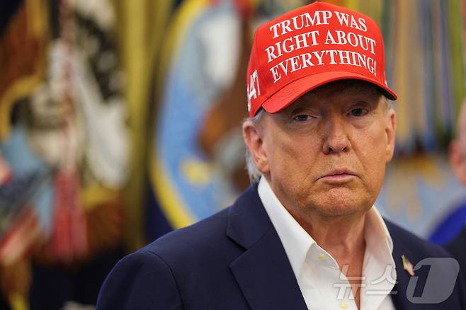도널드 트럼프 미국 대통령이 '트럼프는 모든 것에 대해 옳았다!'라는 문구가 적힌 모자를 쓰고 있다. 2025.08.22. ⓒ 로이터=뉴스1