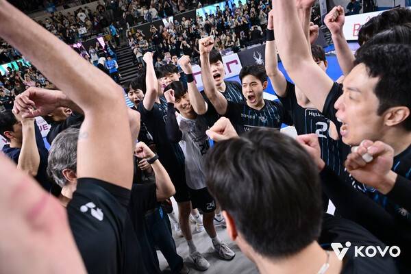 승리 후 환호하는 현대캐피탈. /사진=KOVO