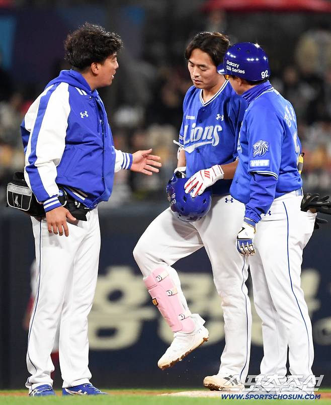 8일 광주 기아챔피언스필드에서 열린 KIA와 삼성의 경기. 삼성 김태훈이 주루 후 다리쪽 통증을 호소하고 있다. 광주=박재만 기자 pjm@sportschosun.com/2026.04.08/