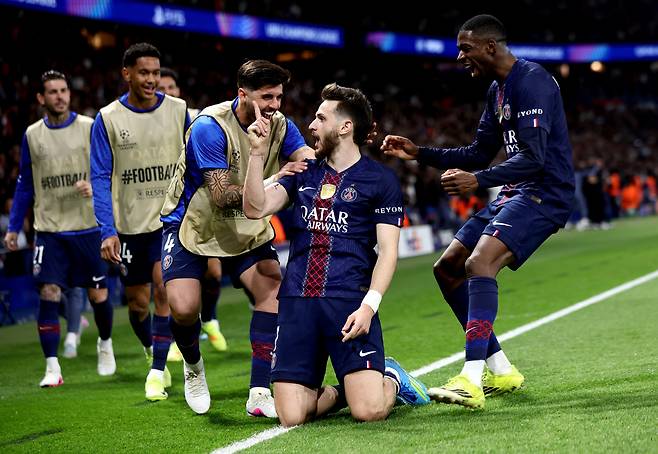 epaselect epa12876173 Khvicha Kvaratskhelia (C) of PSG celebrates with teammates after scoring his team's second goal during the UEFA Champions League quarter-finals, 1st leg match between Paris Saint-Germain FC and Liverpool FC in Paris, France, 08 April 2026. EPA/TERESA SUAREZ
<저작권자(c) 연합뉴스, 무단 전재-재배포, AI 학습 및 활용 금지>