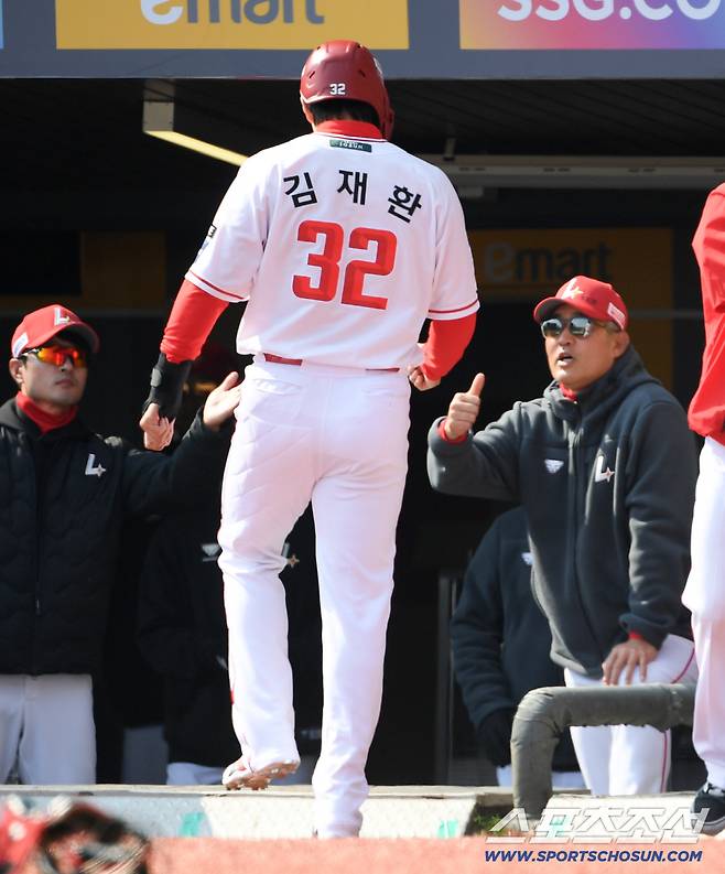 20일 인천SSG랜더스필드에서 열린 SSG 랜더스와 LG 트윈스의 시범경기. SSG 이숭용 감독이 득점한 김재환을 반기고 있다. 인천=박재만 기자 pjm@sportschosun.com/2026.03.20/