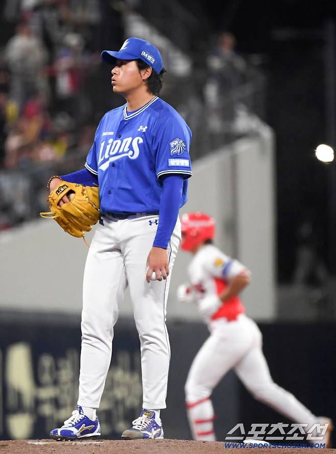 8일 광주 기아챔피언스필드에서 열린 KIA와 삼성의 경기. 3회말 1사 1루 KIA 김도영에게 투런포를 허용한 삼성 이승현이 자책하고 있다. 광주=박재만 기자 pjm@sportschosun.com/2026.04.08/