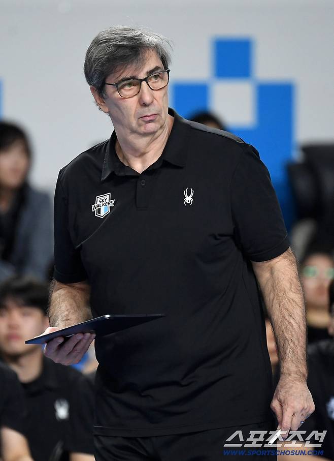 8일 천안 유관순체육관에서 열린 배구 V리그 남자부 챔피언결정전 4차전 현대캐피탈과 대한항공의 경기. 경기 지켜보는 현대캐피탈 블랑 감독. 천안=송정헌 기자songs@sportschosun.com/2026.04.08/