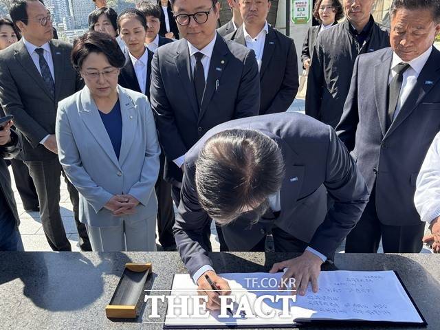 조국 조국혁신당 대표가 8일 경남 창원시 국립3·15민주묘지에서 참배를 마치고 방명록을 작성하고 있다. /창원=이하린 기자