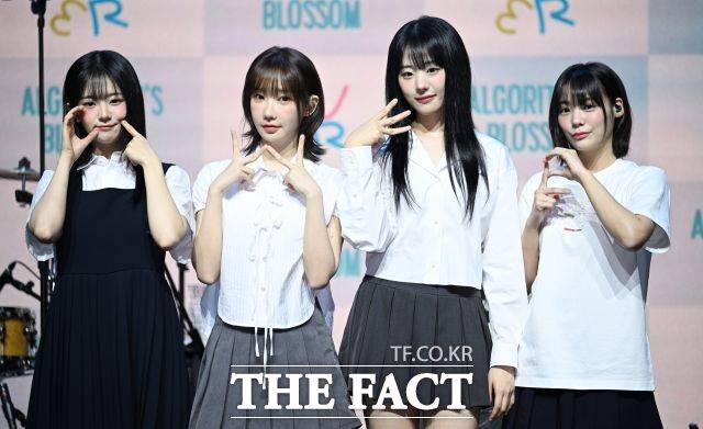 밴드 QWER이 네 번째 미니앨범 'CEREMONY'의 타임테이블을 공개했다. 사진은 QWER 쵸단 마젠타 히나 시연(왼쪽부터)이 2024년 10월 23일 서울 서대문구 예스24 원더로크홀에서 열린 두 번째 미니앨범 'Algorithm's Blossom' 발매 기념 미디어 쇼케이스에 참석해 포즈를 취하는 모습이다./더팩트DB