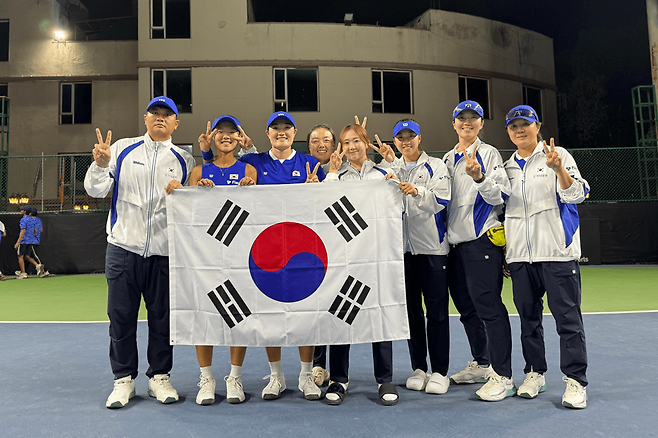 승리의 V. 유화수 코치, 백다연, 이은혜, 정보영, 박소현, 장가을, 권영서 트레이너, 조윤정 감독(왼쪽부터) / 대한테니스협회