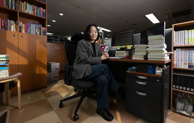 편집자 박혜진의 민음사 사무실 자리. 그는 “뒤에 창이 있어 너무 덥거나 너무 춥다. 팀장의 자리는 열받고 외로운 자리”라고 농반진반 답했다. /김지호 기자