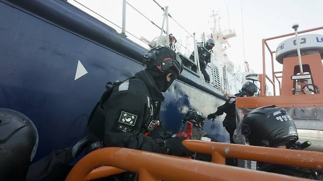 지난 6일 오후 인천 옹진군 소청도 남방 23해리 서해 특정해역에서 불법 조업 중국어선 특별단속 합동훈련 중인 중부지방해양경찰청 서해5도 특별경비단 소속 대원들이 가상의 불법 조업 어선에 올라타고 있다. /중부지방해양경찰청