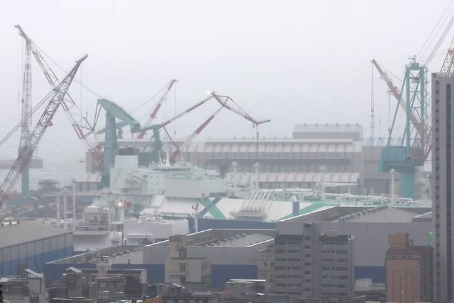 9일 울산시 동구 HD현대중공업에서 정비 중인 해군 잠수함에서 불이 났다. 이날 HD현대중공업 모습 /연합뉴스