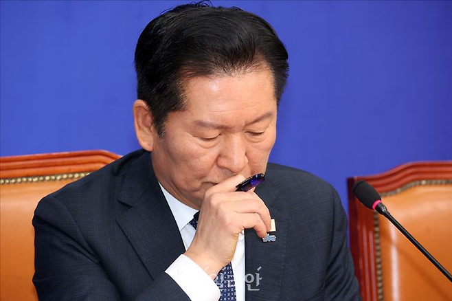 더불어민주당 정청래 대표가 지난달 16일 국회에서 열린 최고위원회의에서 생각에 잠겨 있다. ⓒ데일리안 홍금표 기자