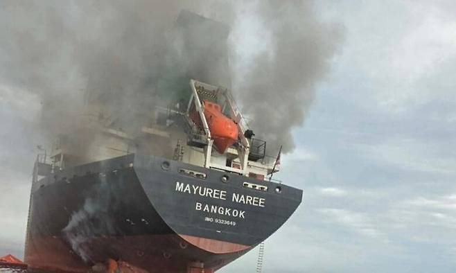 호르무즈 해협을 항해하던 태국 화물선 마유레 나레호가 11일 공격을 받았다고 태국 해군이 밝혔다. 해군은 현재까지 20명의 승무원이 구조돼 오만으로 이송됐다고 덧붙였다. 사진은 공격받은 마유레 나레호의 모습. 〈사진 출처: 스플래시247닷컴〉 뉴시스