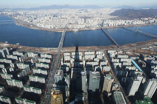 서울 송파구 롯데월드타워 서울스카이에서 아파트 단지가 보이고 있다. 뉴스1