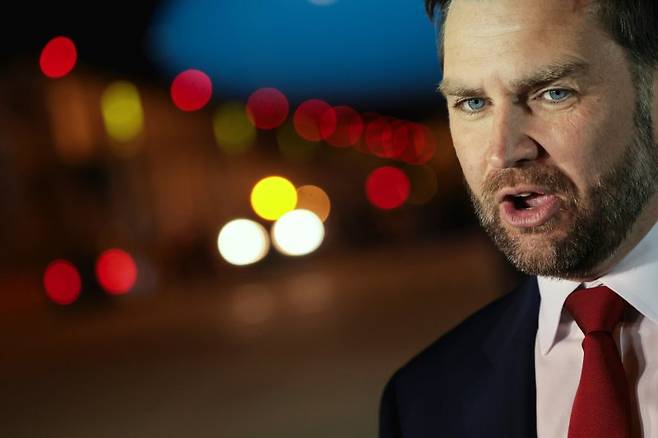 JD 밴스 미국 부통령이 8일(현지시간) 헝가리 부다페스트의 페렌츠 리스트 국제공항에서 미국으로 돌아가는 전용기에 탑승하기 전 취재진에게 발언하고 있다. 밴스 부통령은 "미국과 이스라엘은 레바논이 휴전 협정에 포함될 것이라고 말한 적 없다"며 "이란이 레바논 문제를 이유로 합의에서 이탈한다면, 그것은 이란의 선택"이라고 압박했다.AP뉴시스