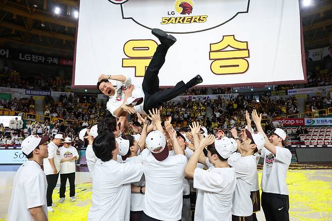 조상현 감독이 지난 3일 정규리그 1위를 확정한 뒤 선수들과 기뻐하고 있다. 한국농구연맹 제공