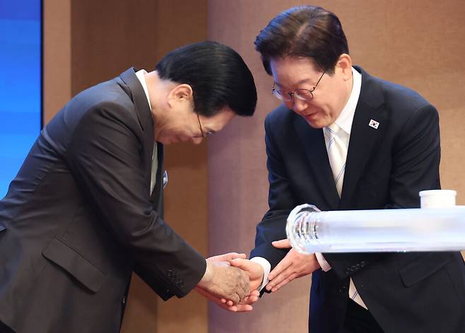 이재명 대통령이 5일 서울 여의도순복음교회에서 열린 부활절 연합예배에서 축사에 앞서 이영훈 목사와 인사하고 있다. 연합뉴스