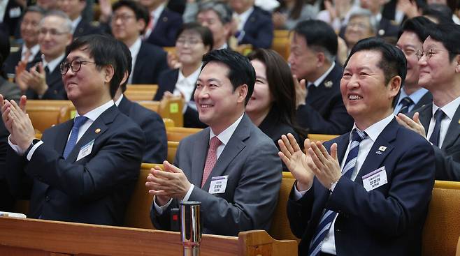 정청래 더불어민주당 대표와 장동혁 국민의힘 대표가 5일 서울 여의도순복음교회에서 열린 부활절 연합예배에서 소강석 목사의 환영사를 듣고 있다. 연합뉴스