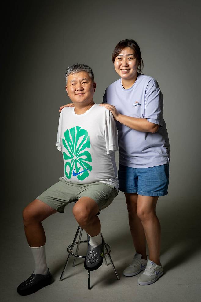 중증화상 산재로 양팔을 절단한 몽골 출신 이주노동자 오기나(왼쪽)와 그의 배우자 어요나. 김진수 선임기자