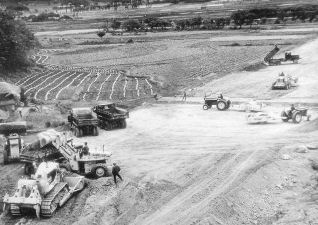 경부고속도로 건설 현장 모습. 고속도로 건설에 강한 집념을 보였던 박정희는 1968년을 '건설의 해'로 선포하고 연말까지 1차구간(서울~오산)을 개통하라는 불호령을 내렸다. 한국일보 자료사진