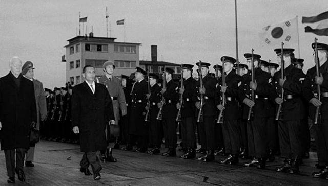 1964년 서독을 방문해 본에서 열린 환영행사에 참석한 박정희. 박정희는 서독 방문 길에 둘러본 아우토반을 보고 경부고속도로 건설의 꿈을 갖게 됐다. 연합뉴스