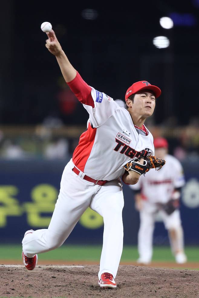 8일 광주 삼성전에서 역투하는 베테랑 이태양의 모습. KIA 제공