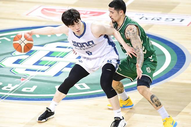 소노 이정현(왼쪽)과 DB 알바노. 사진=KBL