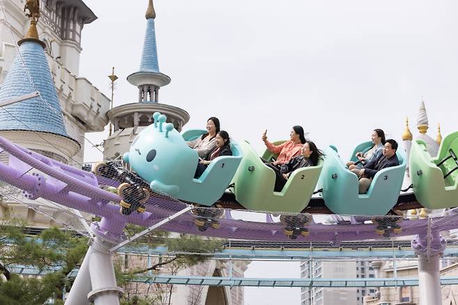 스톤익스프레스를 탑승하고 있는 관람객들. 롯데월드 제공