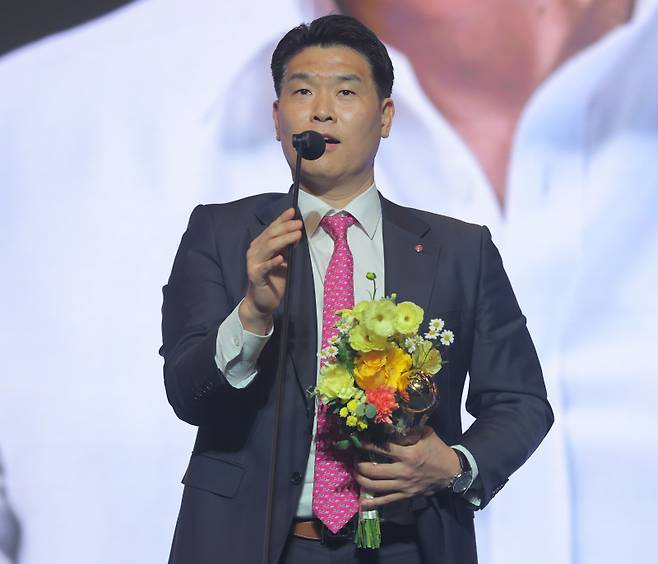 <yonhap photo-6026=""> 프로농구 감독상 수상한 조상현 감독 (서울=연합뉴스) 류영석 기자 = 9일 서울 강남구 그랜드 인터컨티넨탈 서울 파르나스에서 열린 2025~26 LG전자 프로농구 시상식에서 감독상을 수상한 창원 LG 조상현 감독이 소감을 말하고 있다. 2026.4.9 ondol@yna.co.kr/2026-04-09 17:47:58/ 연합뉴스</yonhap>