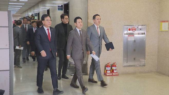 장동혁(오른쪽에서 두번째) 국민의힘 대표와 당 지도부