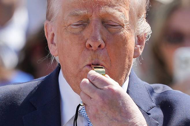 지난 6일 도널드 트럼프 미국 대통령이 백악관에서 진행한 부활절 행사에서 호루라기를 불고 있다. AP=연합뉴스