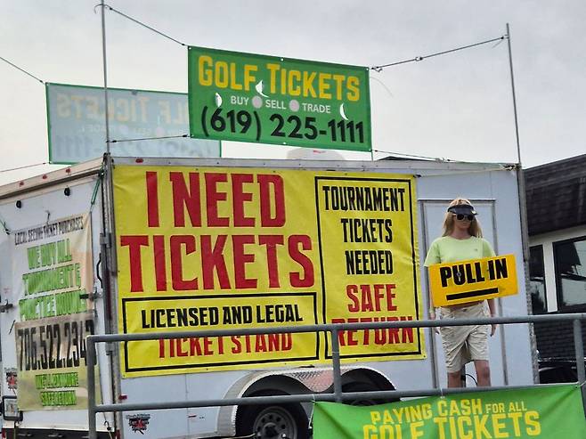 마스터스가 열리는 오거스타 내셔널 골프장 앞 워싱턴 로드에 걸린 푯말들. “티켓을 구한다”고 적혀 있는데 실은 암표상들이 내걸었다. 성호준 기자