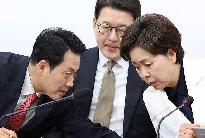 장동혁 국민의힘 대표와 양향자 최고위원이 9일 서울 여의도 국회에서 열린 최고위원회의에서 대화하고 있다. 뉴스1