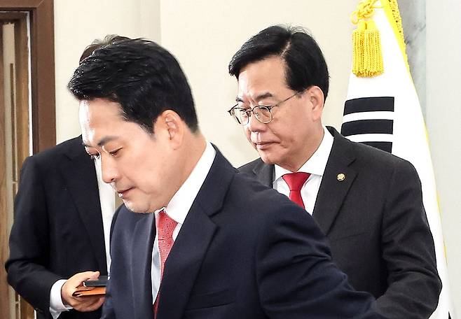 국민의힘 장동혁 대표(왼쪽)와 송언석 원내대표가 9일 국회에서 열린 최고위원회의에 입장하고 있다. 연합뉴스