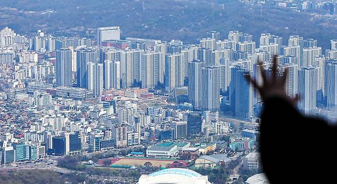 지난 8일 서울 송파구 롯데월드 타워에서 바라본 아파트 단지. 뉴스1
