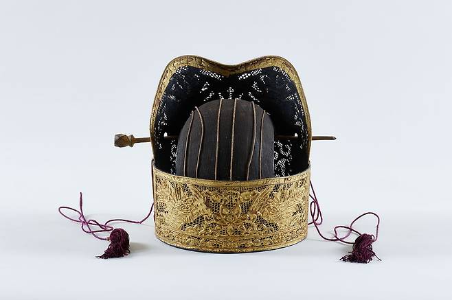 국립진주박물관은 산청 순천박씨 문중 소장 문화유산인 '금관' 등 24건 31점을 기증받았다고 9일 밝혔다. 대한제국기에 고위 관료를 지낸 박해용(1849~1924)이 사용했던 유품으로 조선말~대한제국기 양반 가문의 복식 및 생활문화를 보여주는 자료다. 사진은 문무백관이 조복을 입을 때 쓰던 관. 금색으로 칠했기 때문에 금관(金冠)이라고 하며, 등급에 따라 양(梁)의 수를 달리하여 양관(梁冠)이라고도 한다. 사진 국립진주박물관