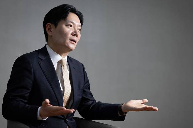 박상용 검사가 8일 오전 서울 마포구 중앙일보에서 쌍방울 대북송금 사건 진술회유 의혹관련 인터뷰를 하고 있다. 전민규 기자. 2026.04.08.