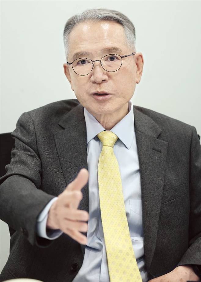 김형오 전 국회의장이 8일 서울 중림동 한국경제신문사에서 한 인터뷰에서 국민의힘에 쇄신의 길을 제시하고 있다. 김 전 의장은 “지도부가 모든 것을 내려놔야 한다”고 조언했다. /이솔 기자